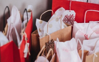 La Navidad se acerca y las marcas buscan promocionarse para ser más visibles, buscan personas para llegar al comprador de la forma más adecuada y cercana. Si buscas trabajo para estas navidades pero no sabes encontrar una agencia de promotoras en Burgos, has llegado al lugar adecuado, en TEMA buscamos ampliar nuestra plantilla para cubrir todos los puestos que genera la campaña de navidad.